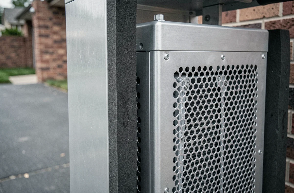 Détail du caisson ventilé en aluminium autour d'un compresseur de pompe à chaleur