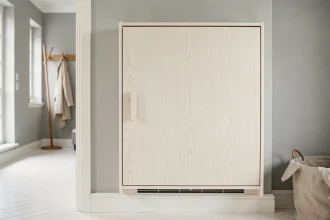 Meuble cache compteur électrique en chêne blanc style scandinave dans une entrée avec carrelage en chevrons et murs gris clair