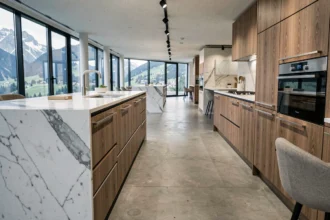 Showroom de cuisinistes en Haute-Savoie avec plusieurs cuisines équipées exposées et vue sur les montagnes