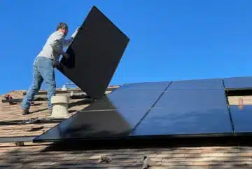 un installateur professionnel de panneaux solaires