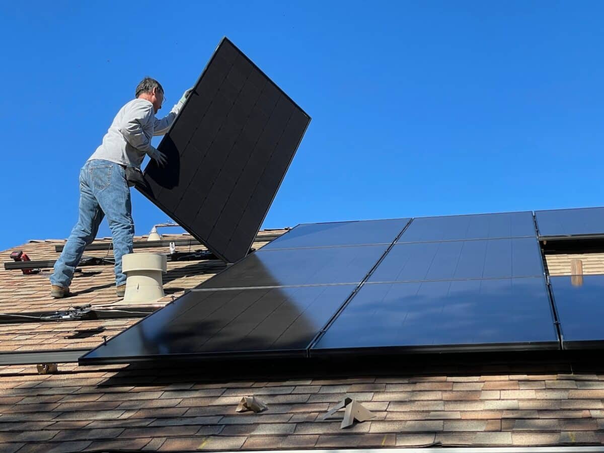 un installateur professionnel de panneaux solaires